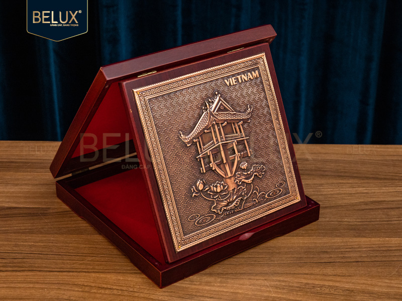 Hộp gỗ Chùa Một Cột bằng đồng đỏ 23x23cm